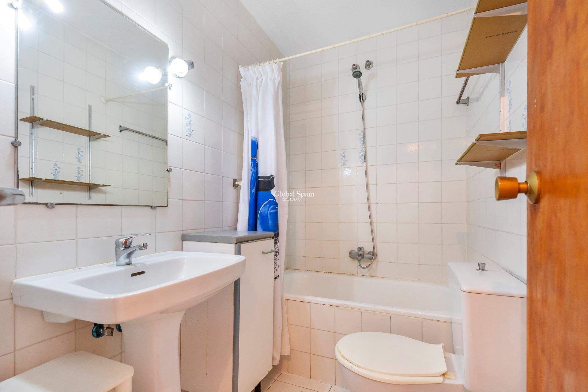 Venta - APARTAMENTO -
GUARDAMAR DEL SEGURA - Centro