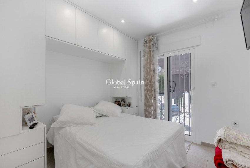 Venta - APARTAMENTO -
GUARDAMAR DEL SEGURA - Urbanizaciones