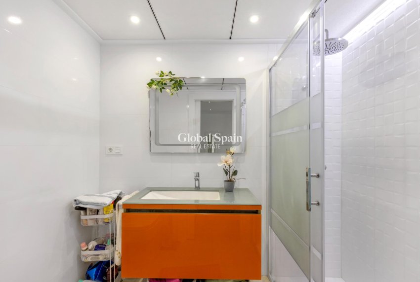 Venta - APARTAMENTO -
GUARDAMAR DEL SEGURA - Urbanizaciones