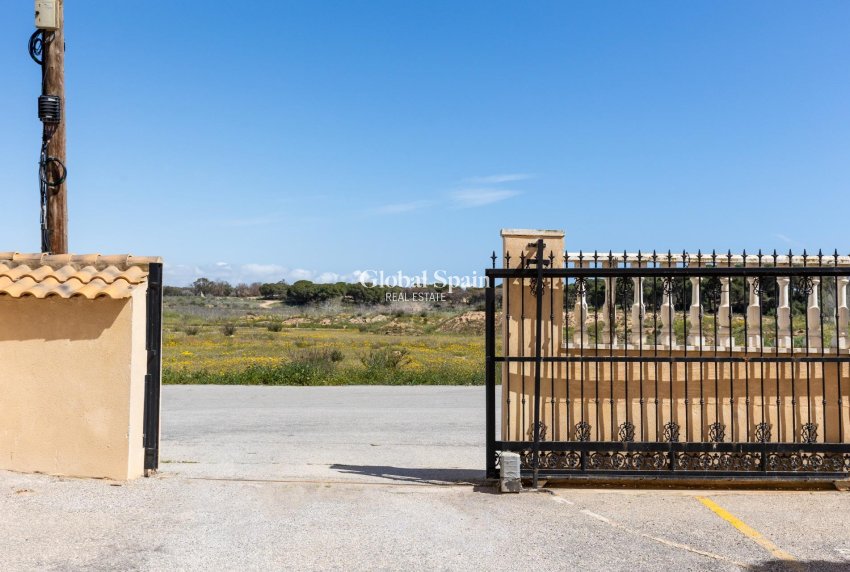 Venta - APARTAMENTO -
GUARDAMAR DEL SEGURA - Urbanizaciones