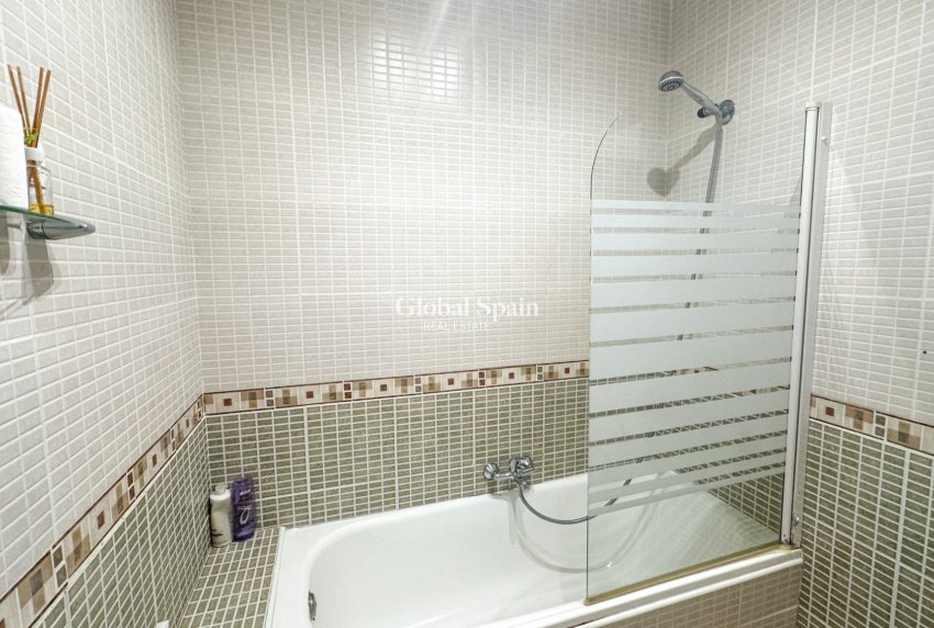 Venta - APARTAMENTO -
LA ZENIA - Costa Blanca