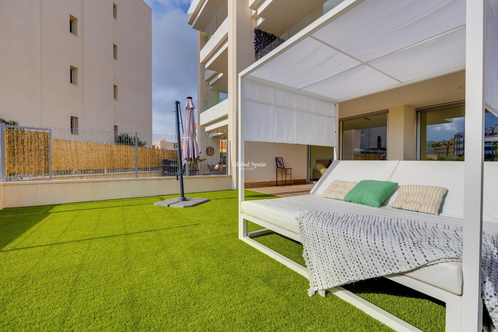 Venta - APARTAMENTO -
ORIHUELA COSTA - VILLAMARTÍN