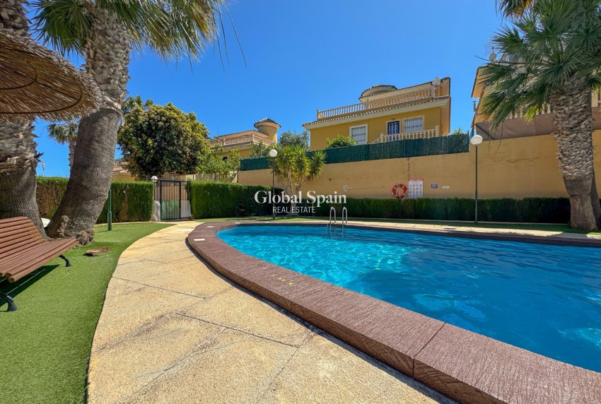 Venta - APARTAMENTO -
ORIHUELA COSTA - VILLAMARTÍN