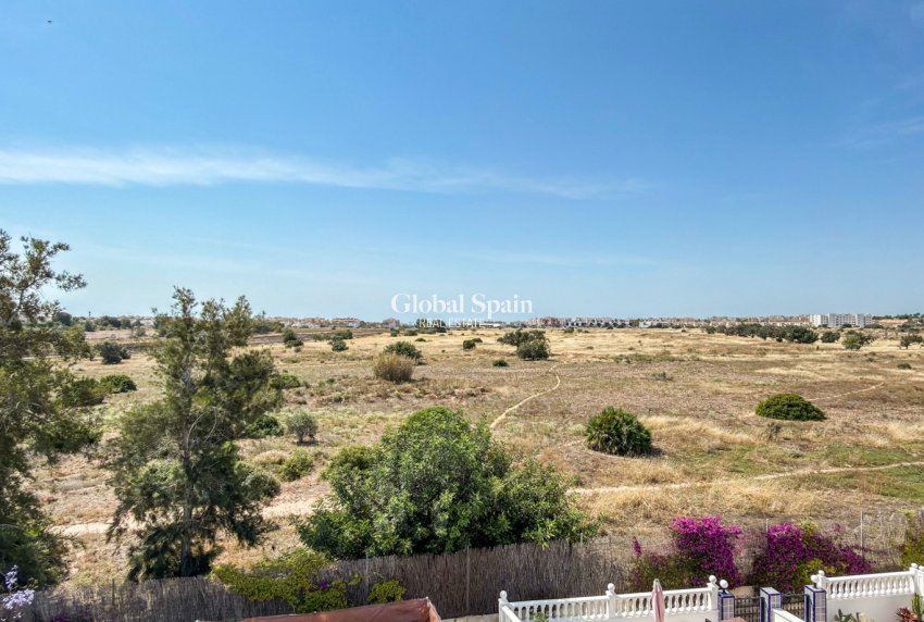 Venta - APARTAMENTO -
ORIHUELA COSTA - VILLAMARTÍN