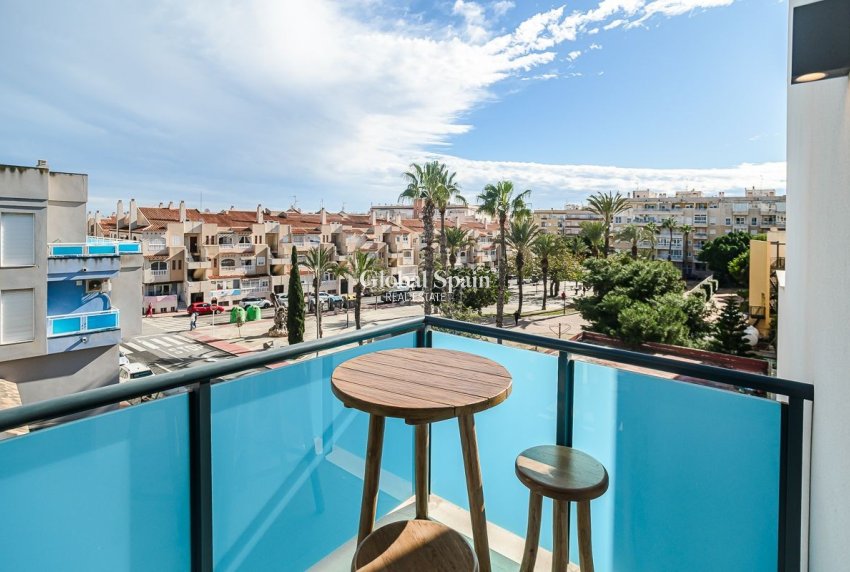 Venta - APARTAMENTO -
TORREVIEJA - Calas Blancas