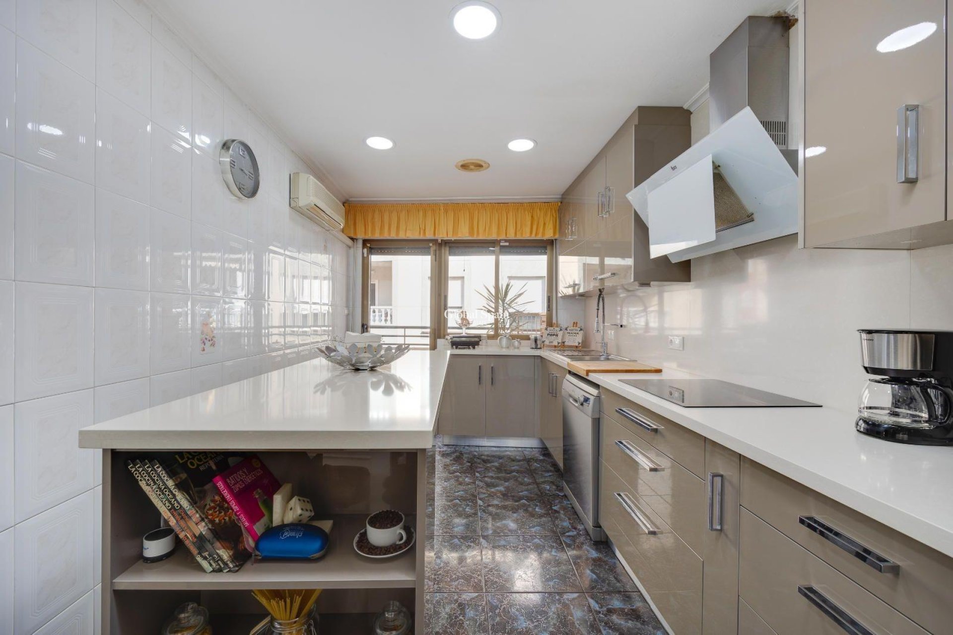 Venta - APARTAMENTO -
TORREVIEJA - Center