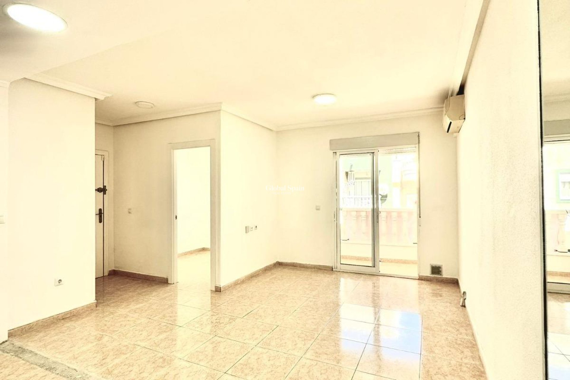 Venta - APARTAMENTO -
TORREVIEJA - Center