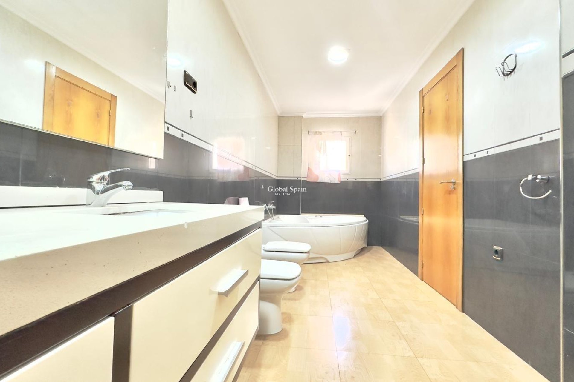 Venta - APARTAMENTO -
TORREVIEJA - Center