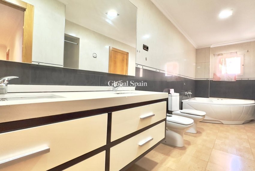Venta - APARTAMENTO -
TORREVIEJA - Center