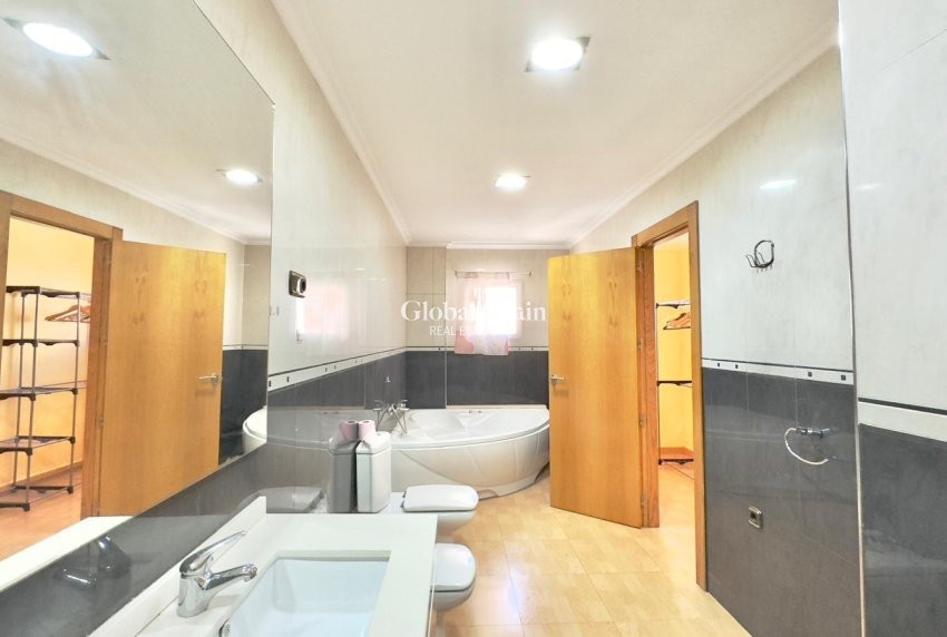 Venta - APARTAMENTO -
TORREVIEJA - Center