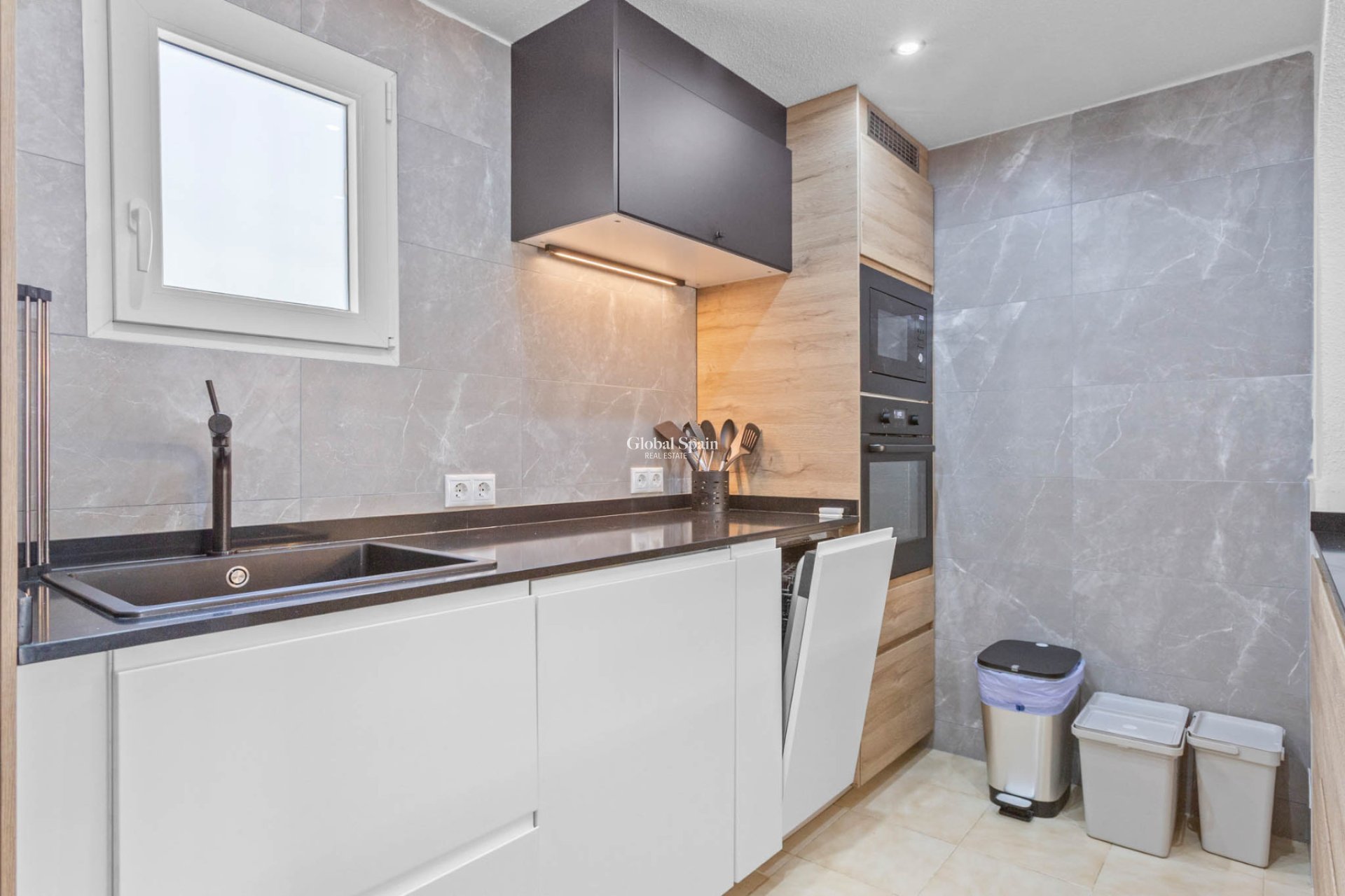 Venta - APARTAMENTO -
TORREVIEJA - Lago jardin