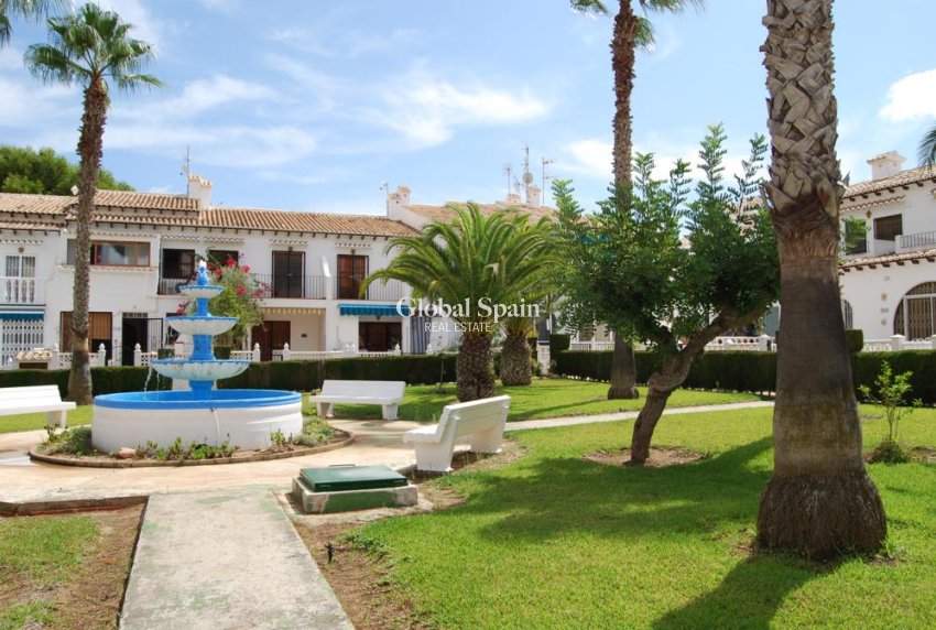 Venta - Apartamento -
TORREVIEJA - Lago jardin