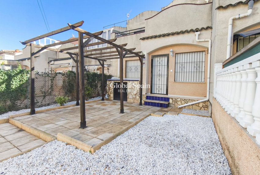 Venta - APARTAMENTO -
TORREVIEJA - Lago jardin