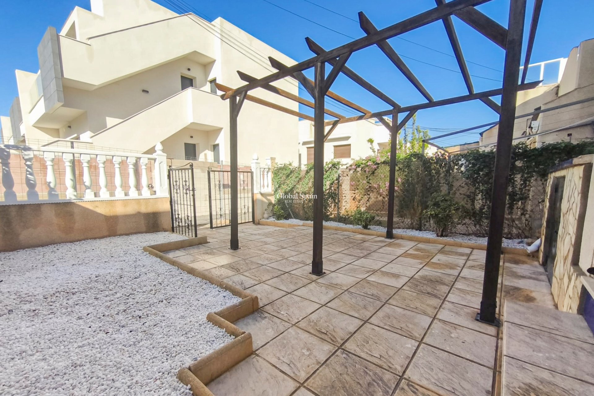Venta - APARTAMENTO -
TORREVIEJA - Lago jardin