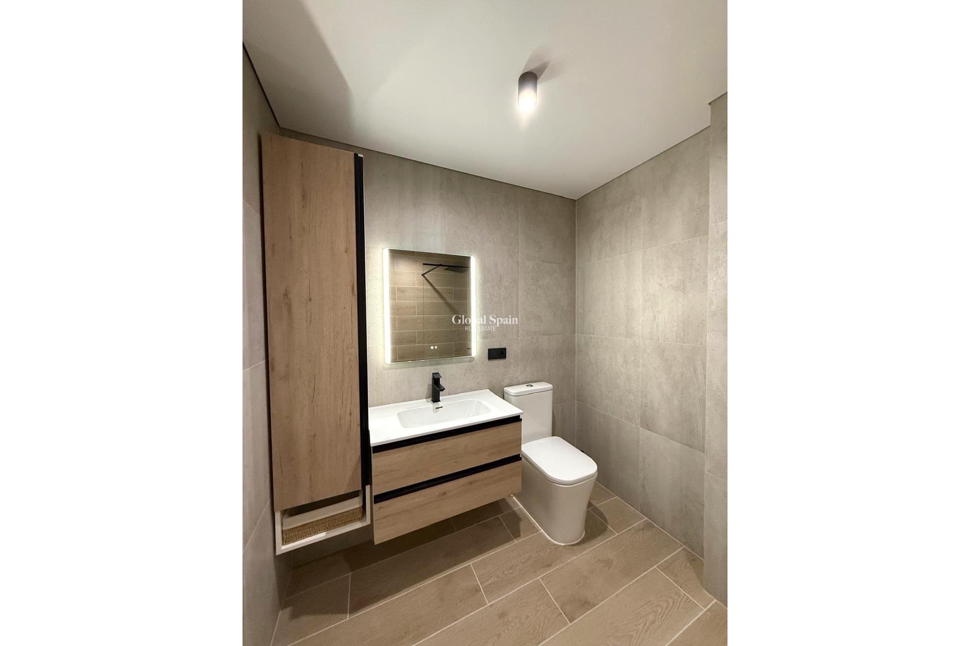 Venta - APARTAMENTO -
TORREVIEJA - Paseo maritimo