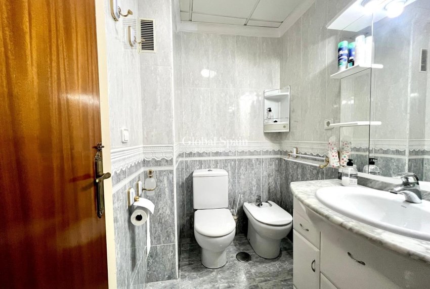 Venta - APARTAMENTO -
TORREVIEJA - Paseo maritimo