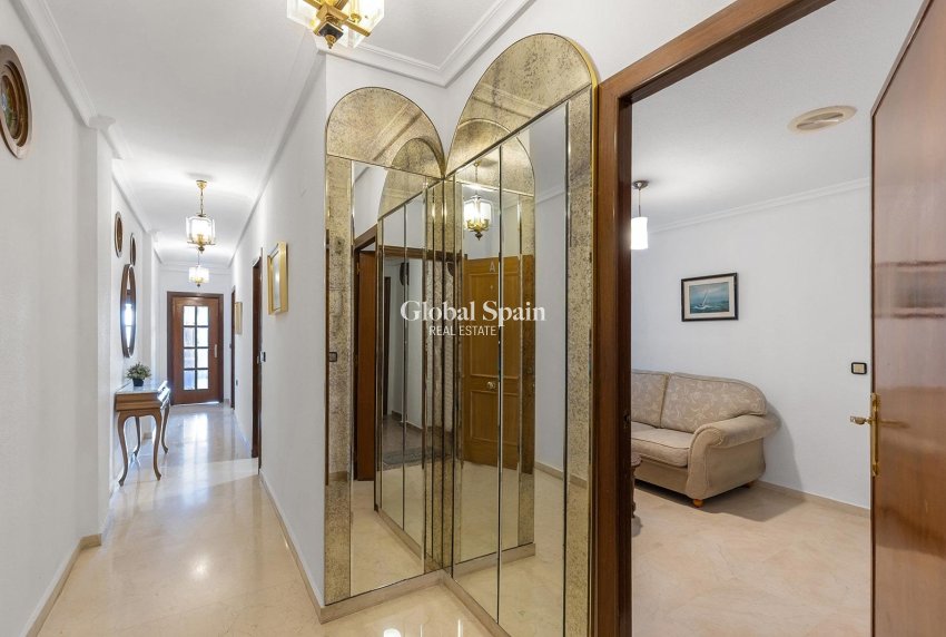 Venta - APARTAMENTO -
TORREVIEJA - Paseo maritimo