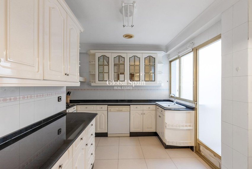 Venta - APARTAMENTO -
TORREVIEJA - Paseo maritimo