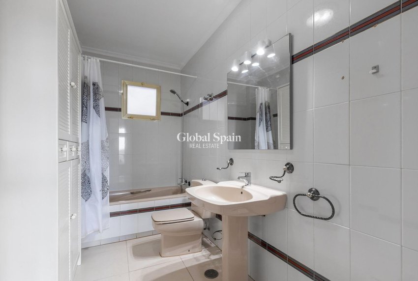 Venta - APARTAMENTO -
TORREVIEJA - Paseo maritimo