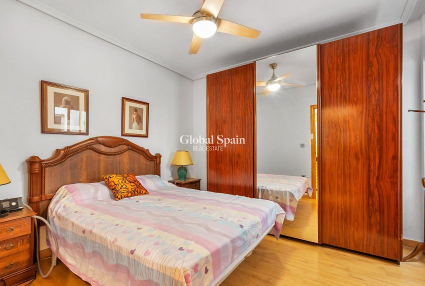 Venta - APARTAMENTO -
TORREVIEJA - Paseo maritimo