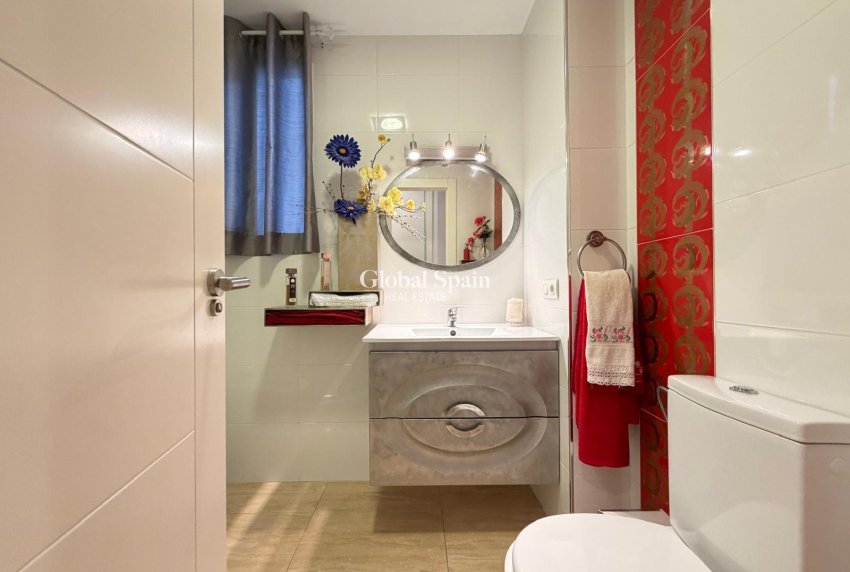 Venta - APARTAMENTO -
TORREVIEJA - Paseo maritimo