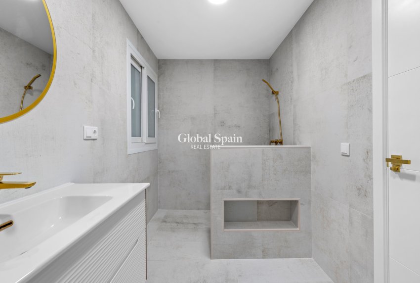 Venta - APARTAMENTO -
TORREVIEJA - Playa del Acequión
