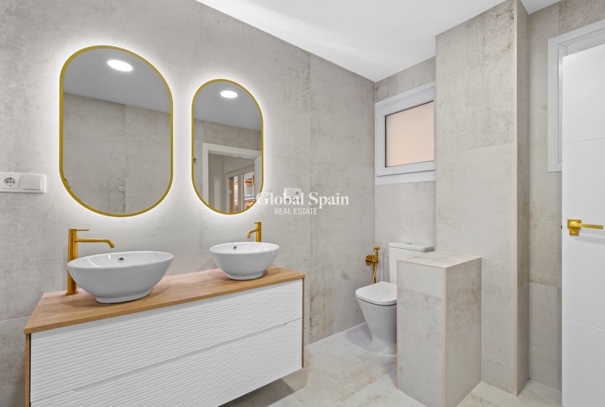 Venta - APARTAMENTO -
TORREVIEJA - Playa del Acequión