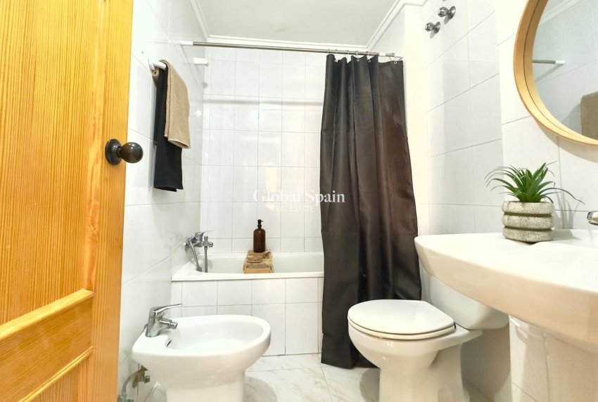 Venta - APARTAMENTO -
TORREVIEJA - Playa del Cura