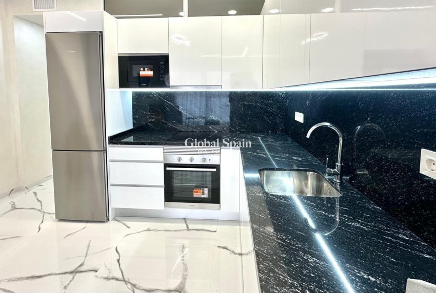 Venta - APARTAMENTO -
TORREVIEJA - Playa del Cura