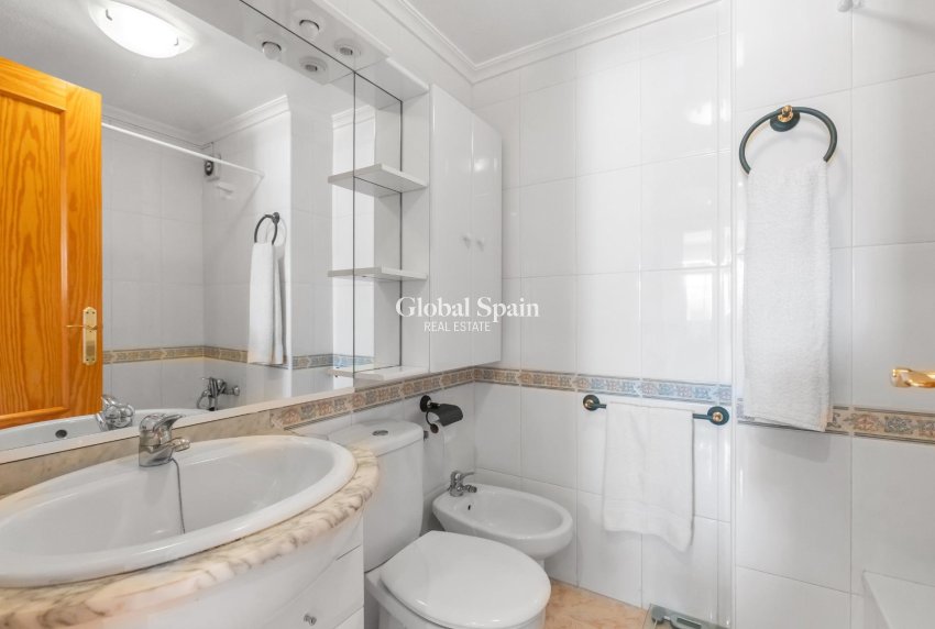 Venta - APARTAMENTO -
TORREVIEJA - Playa del cura