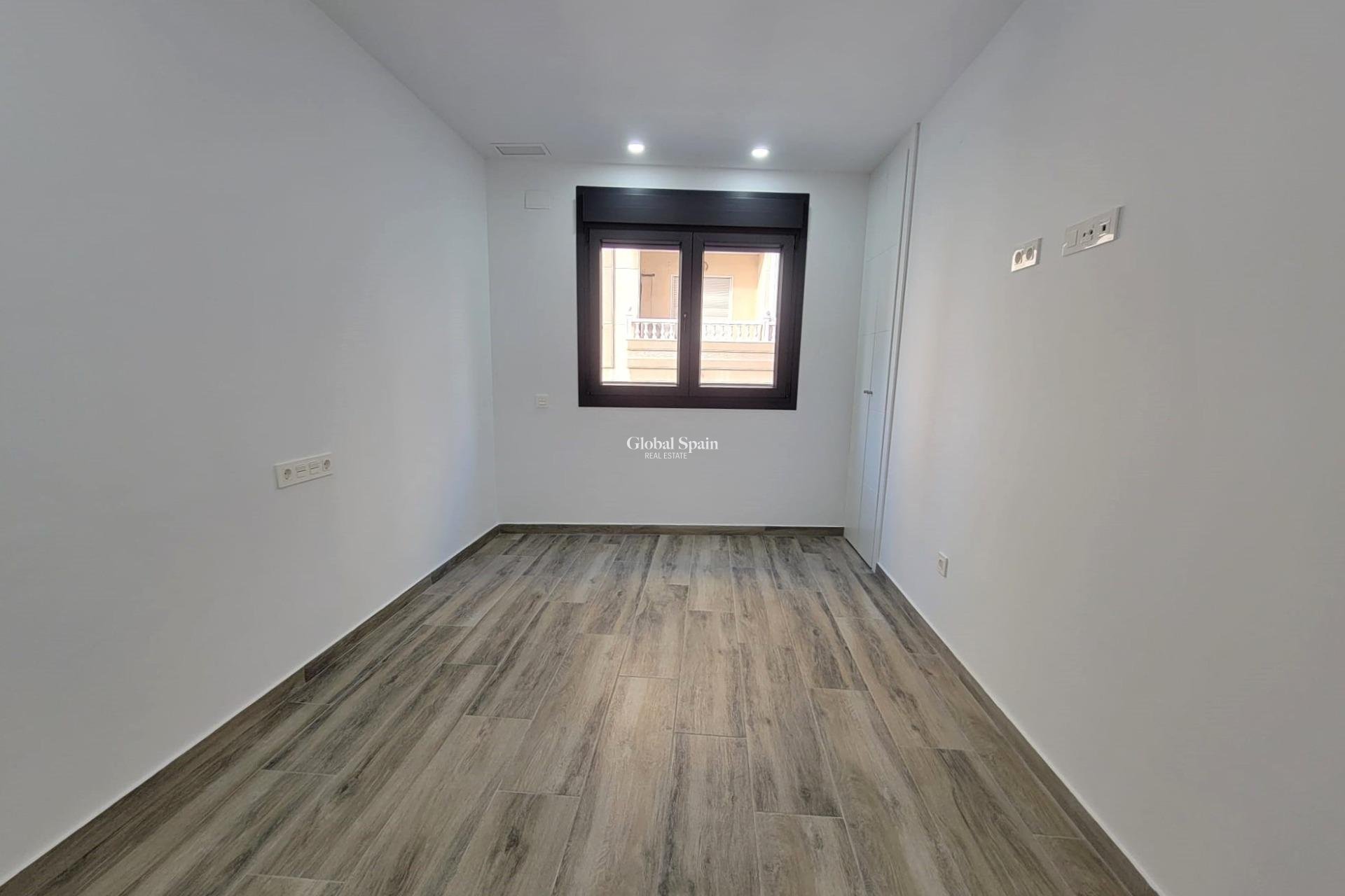Venta - APARTAMENTO -
TORREVIEJA - Playa del Cura