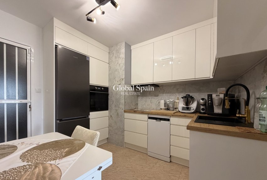 Venta - APARTAMENTO -
TORREVIEJA - Urb. Calas Blancas III