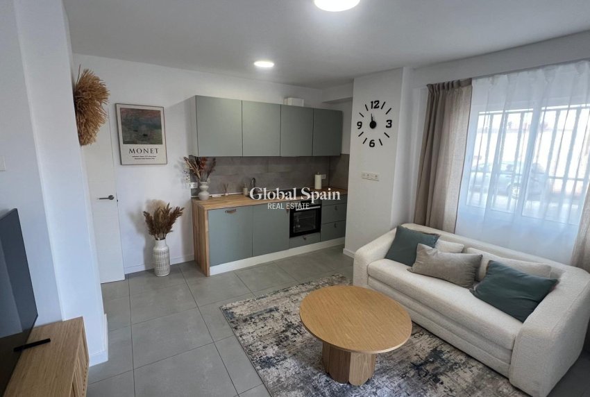 Venta - APARTAMENTO -
TORREVIEJA - Zona Los Frutales