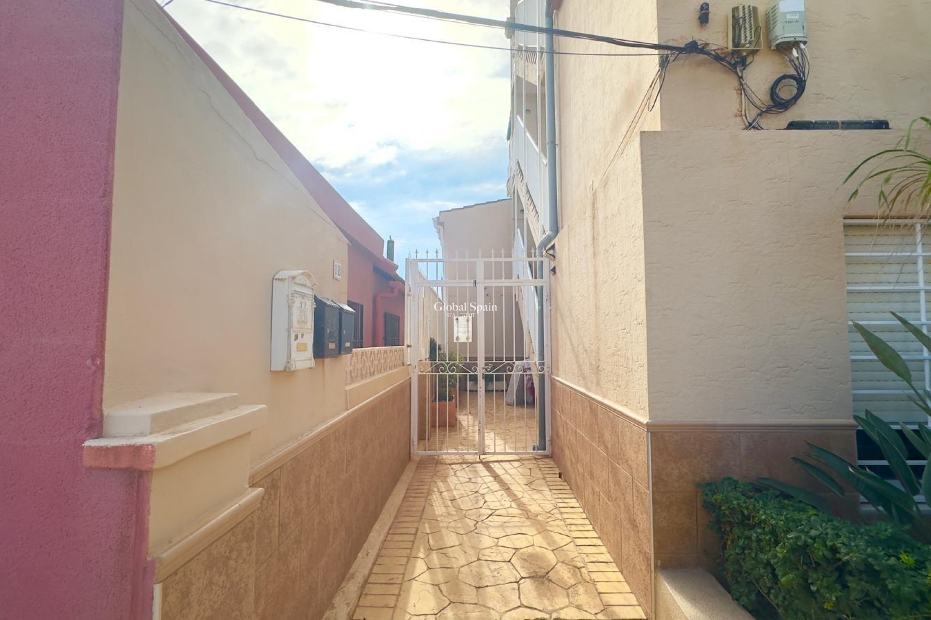 Venta - APARTAMENTO -
TORREVIEJA - Zona Los Frutales