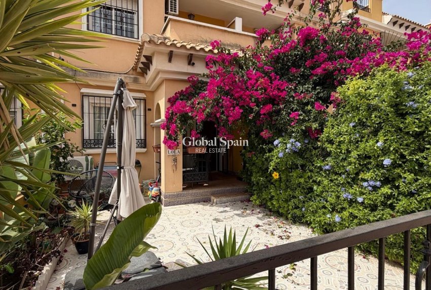 Venta - APARTAMENTO -
TORREVIEJA - Zona Los Frutales