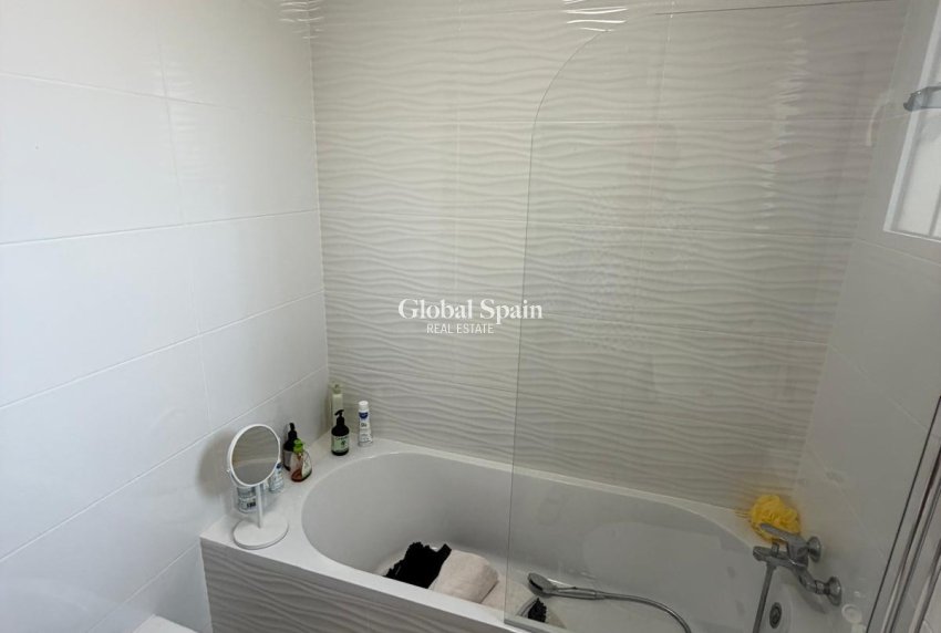 Venta - APARTAMENTO -
TORREVIEJA - Zona Los Frutales