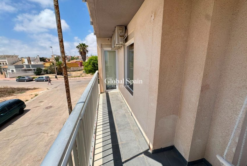 Venta - APARTAMENTO -
TORREVIEJA - Zona Los Frutales