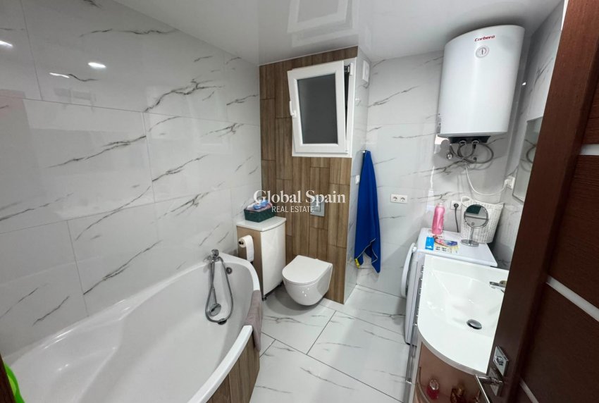 Venta - APARTAMENTO -
TORREVIEJA - Zona Los Frutales