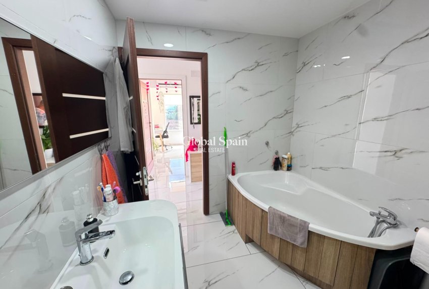 Venta - APARTAMENTO -
TORREVIEJA - Zona Los Frutales