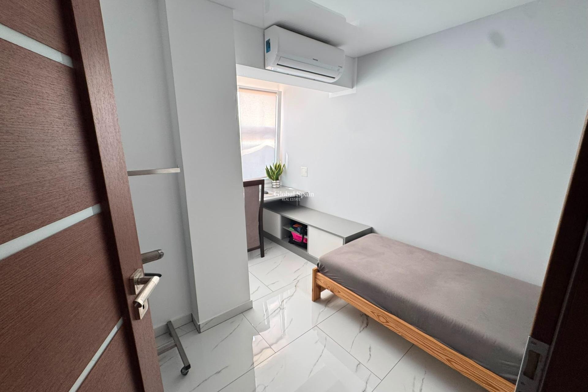 Venta - APARTAMENTO -
TORREVIEJA - Zona Los Frutales