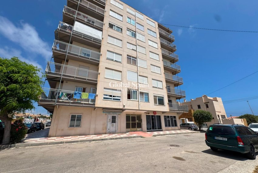 Venta - APARTAMENTO -
TORREVIEJA - Zona Los Frutales