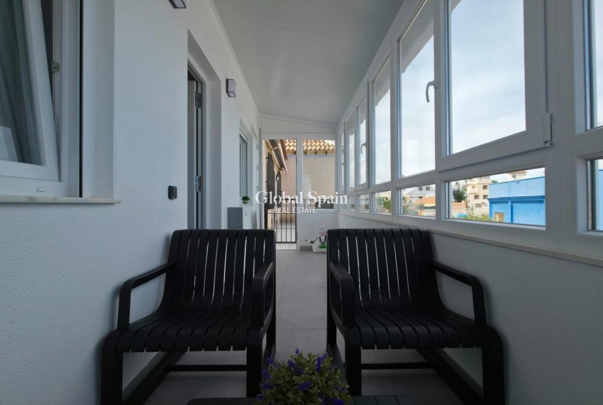 Venta - APARTAMENTO -
TORREVIEJA - Zona Los Frutales