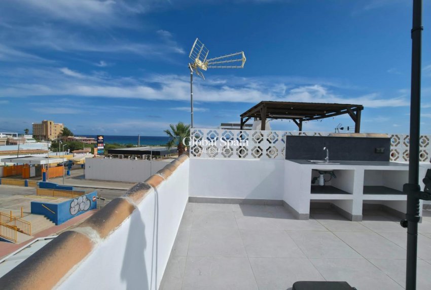 Venta - APARTAMENTO -
TORREVIEJA - Zona Los Frutales