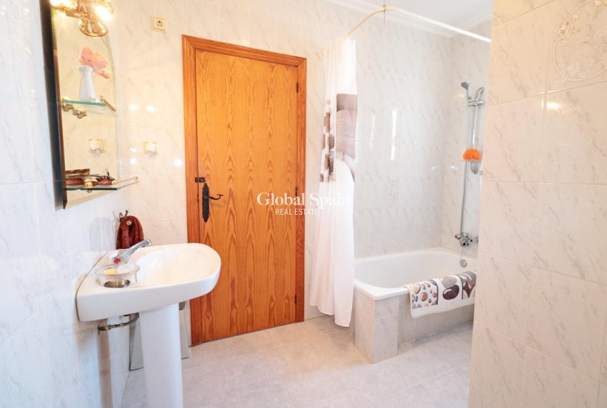 Venta - ÁTICO -
TORREVIEJA - Habaneras