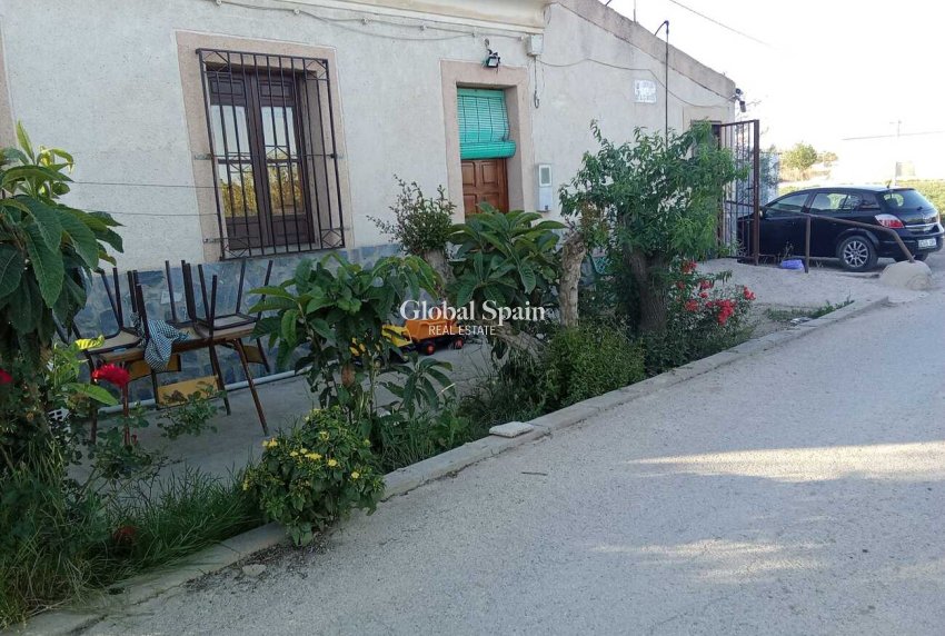 Venta - CASA -
ARNEVA - LOS DESAMPARADOS