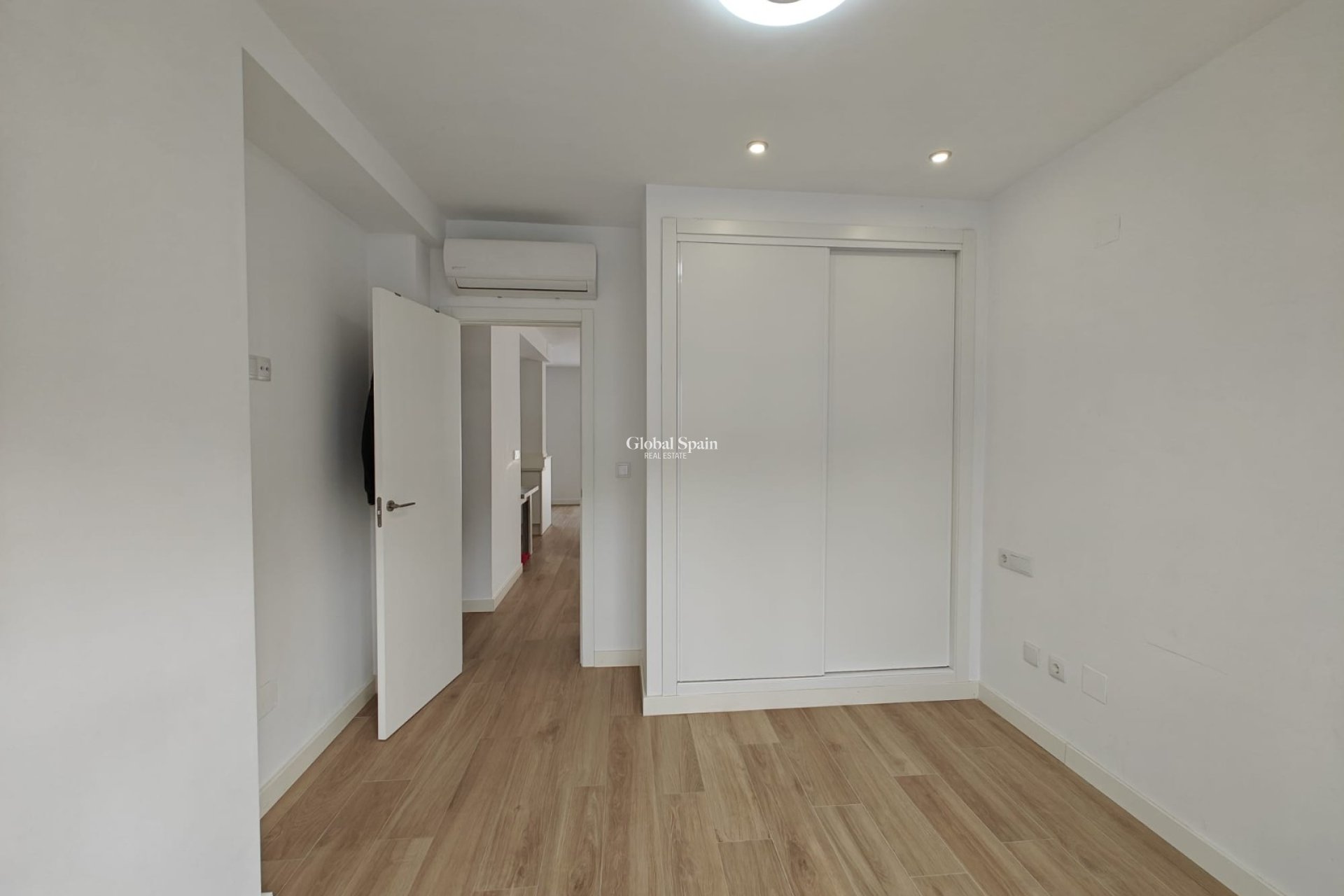 Venta - Casa - Casa adosada -
COX - Cox