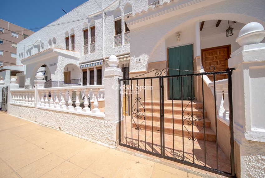 Venta - Casa de pueblo -
TORREVIEJA - La Mata