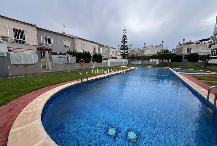 Venta - Casa de pueblo -
TORREVIEJA - Torreblanca