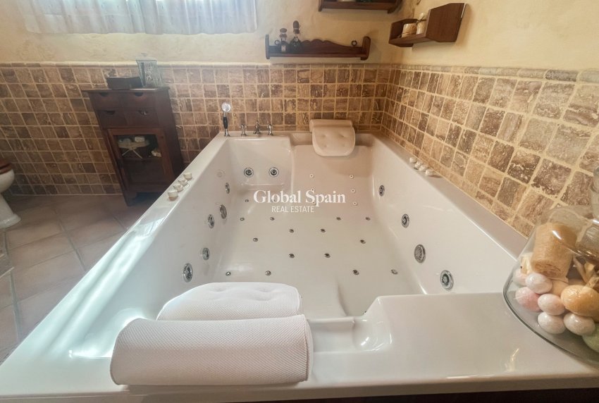 Venta - CASA -
JÁVEA