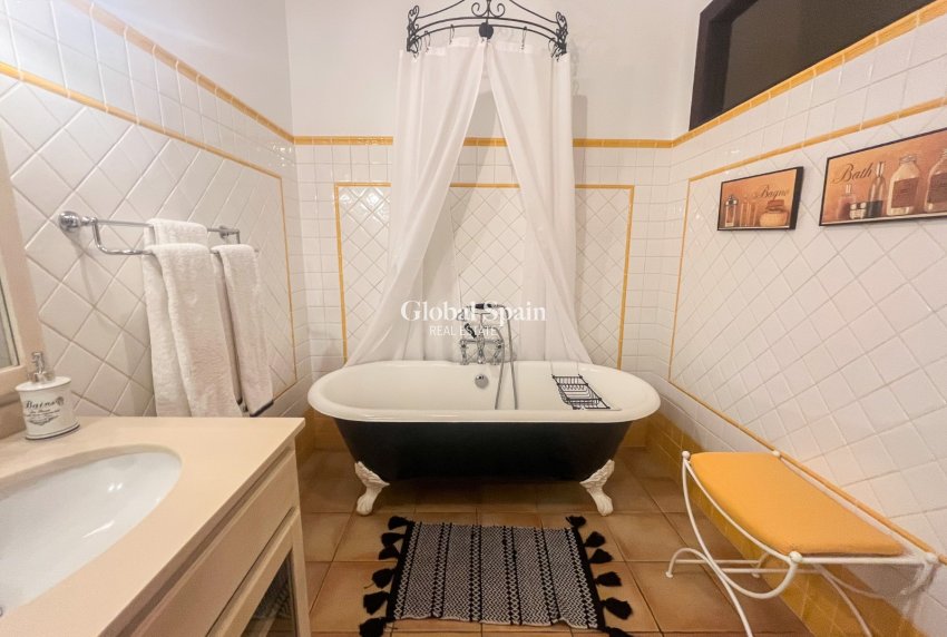 Venta - CASA -
JÁVEA